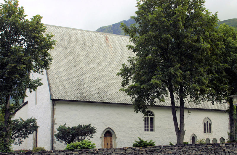 Fil:Aurland kyrkje, sørfasade, AMH 2005.jpg