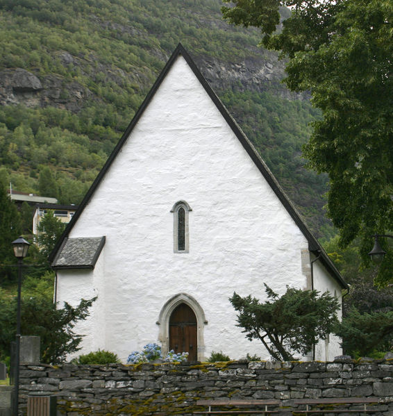 Fil:Aurland kyrkje, vestfasade, AMH 2005.jpg
