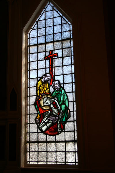 Fil:Austevoll kirke Vindu 1.jpg