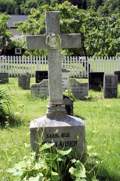 Fil:Bakka, gravminne b, AMH 2011.jpg