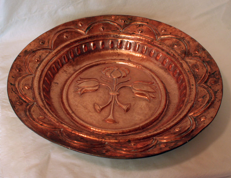 Fil:Bakka kyrkje, dåpsfat, AMH 2011.jpg