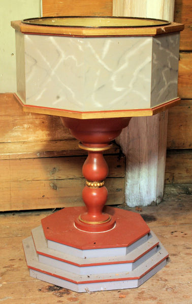 Fil:Bakka kyrkje, døypefont, AMH 2011.jpg