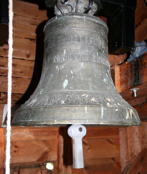 Fil:Bakka kyrkje, klokke, AMH 2011.jpg