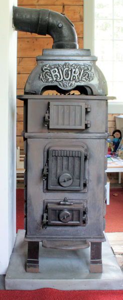 Fil:Bakka kyrkje, ovn, AMH 2011.jpg