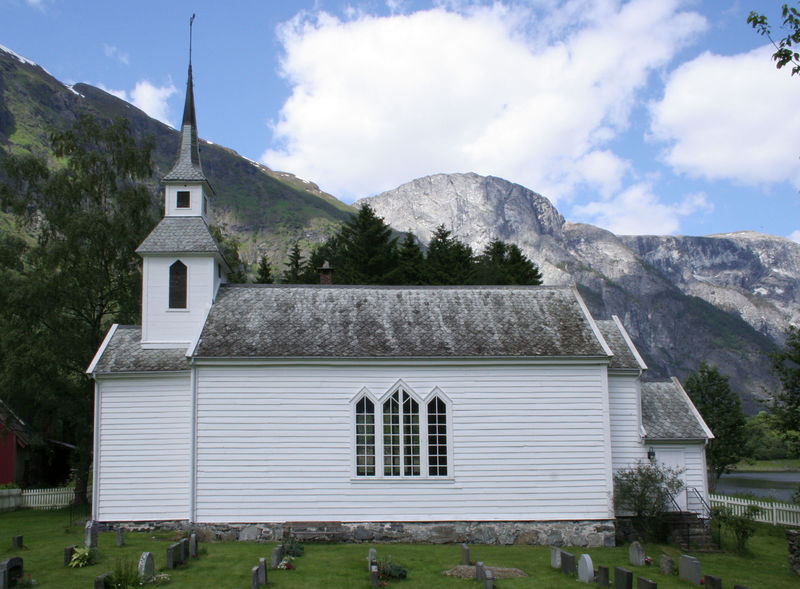 Fil:Bakka kyrkje, sørfasade, AMH 2011.jpg