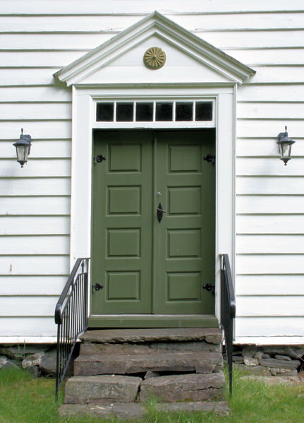 Fil:Bakka kyrkje, vestinngangen, AMH 2011.jpg