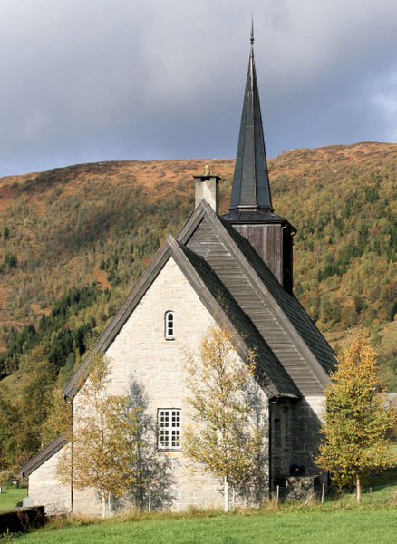 Fil:Bergsdalen kyrkje, austfasade, AMH 2008.jpg