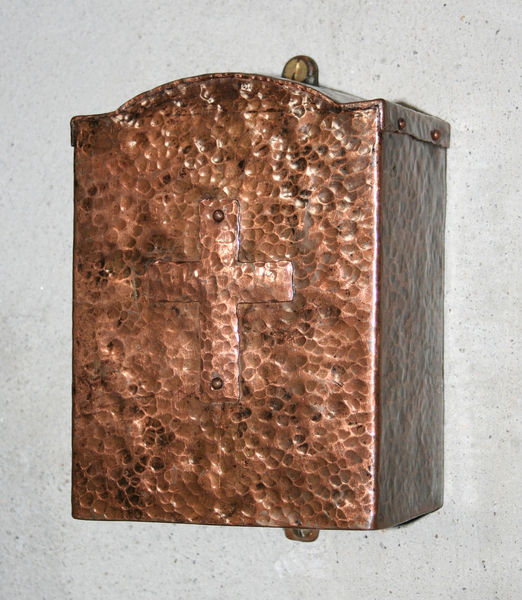 Fil:Bergsdalen kyrkje, bøsse, AMH 2008.jpg