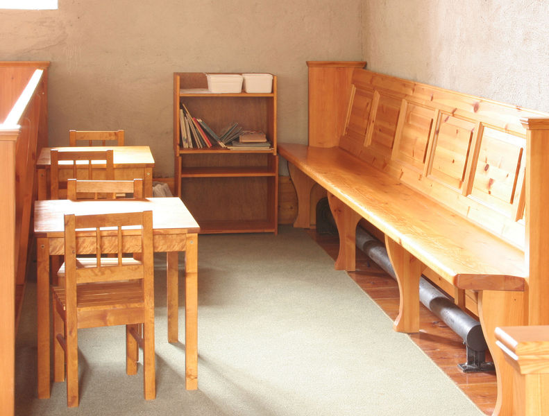 Fil:Bergsdalen kyrkje, barnekrok, AMH 2008.jpg