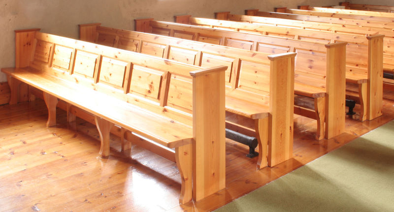 Fil:Bergsdalen kyrkje, benkene, AMH 2008.jpg