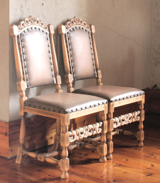 Fil:Bergsdalen kyrkje, brurastolar, AMH 2008.jpg