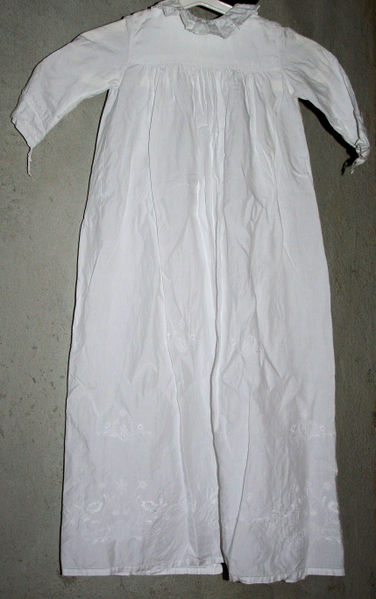 Fil:Bergsdalen kyrkje, dåpskjole, AMH 2008.jpg