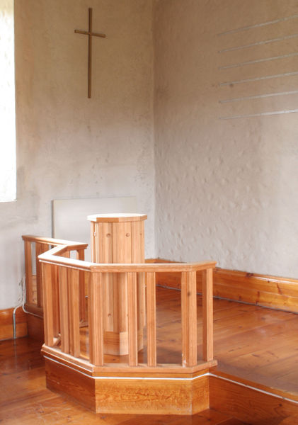 Fil:Bergsdalen kyrkje, døypefonten, AMH 2008.jpg