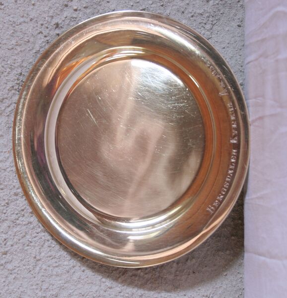 Fil:Bergsdalen kyrkje, disk, AMH 2008.jpg