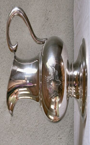 Fil:Bergsdalen kyrkje, kanne, AMH 2008.jpg