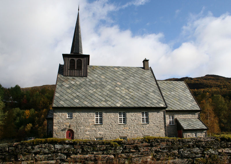 Fil:Bergsdalen kyrkje, sørfasade, AMH 2008.jpg