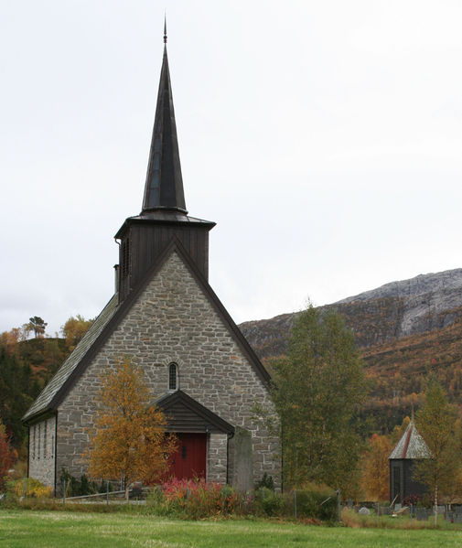 Fil:Bergsdalen kyrkje, vestfasade, AMH 2008.jpg
