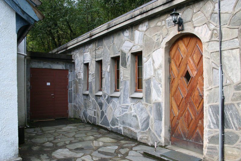 Fil:Berjaflot, krematorium og handicapinngang, AMH 2008.jpg