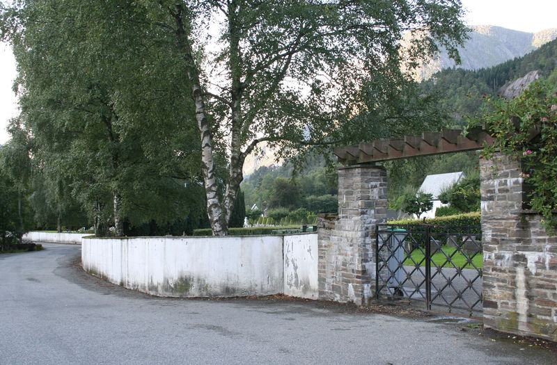 Fil:Berjaflot, kyrkjegardsportal i nordaust, AMH 2008.jpg