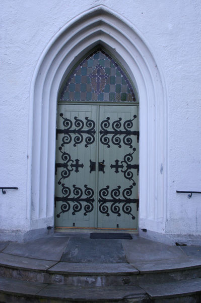 Fil:Birkeland kirke, Nesttun Hovedinngang.jpg