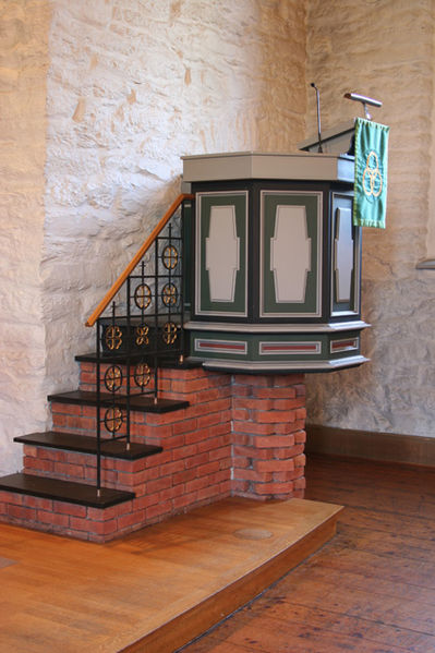 Fil:Birkeland kirke, Nesttun Prekestol 2.jpg
