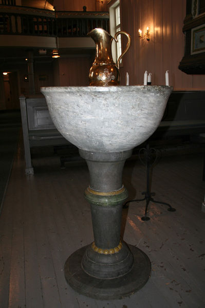 Fil:Bjørke kirke, Nannestad Døpefont 2.jpg