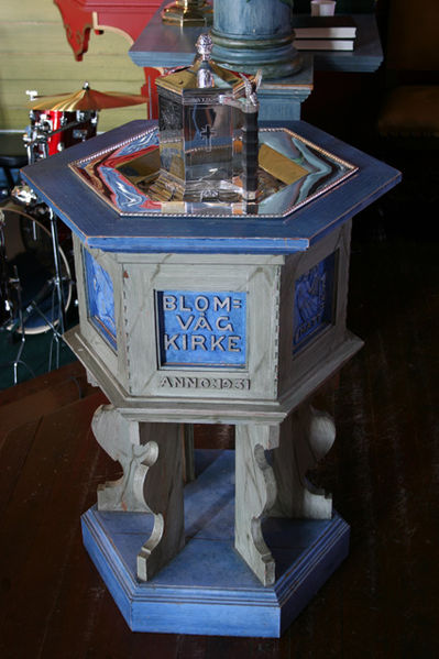 Fil:Blomvåg kyrkje Døpefont 2.jpg