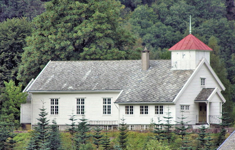 Fil:Bolstadøyri bedehus, (sør)fasade, AMH 2007.jpg