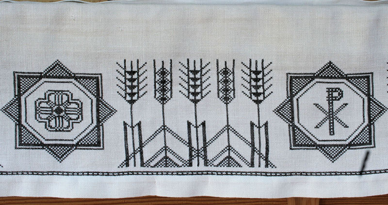 Fil:Bolstadøyri bedehus, altarduk, AMH 20007.jpg