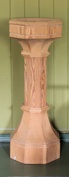 Fil:Bolstadøyri bedehus, døypefont, AMH 2007.jpg