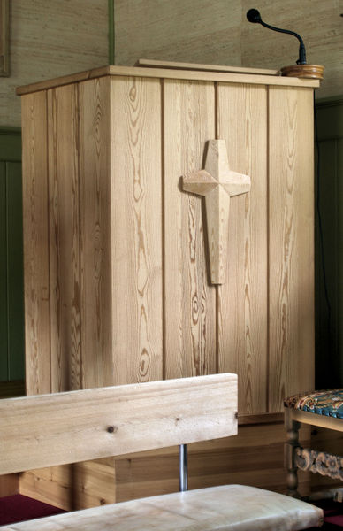 Fil:Bolstadøyri bedehus, preikestol, AMH 2007.jpg
