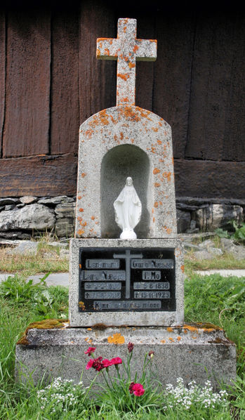 Fil:Borgund, gravminne 11,AMH 2009.jpg