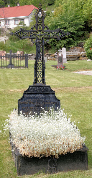 Fil:Dale, gravminne a, AMH 2012.jpg