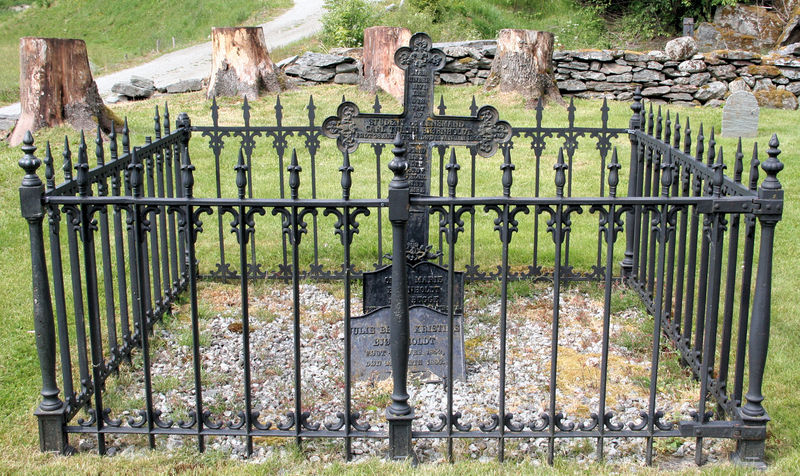 Fil:Dale, gravminne b, AMH 2012.jpg