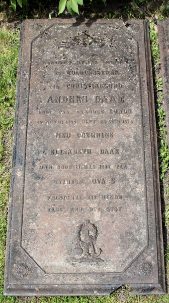 Fil:Dale, gravminne j, AMH 2012.jpg