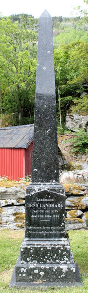 Fil:Dale, gravminne t, AMH 2012.jpg