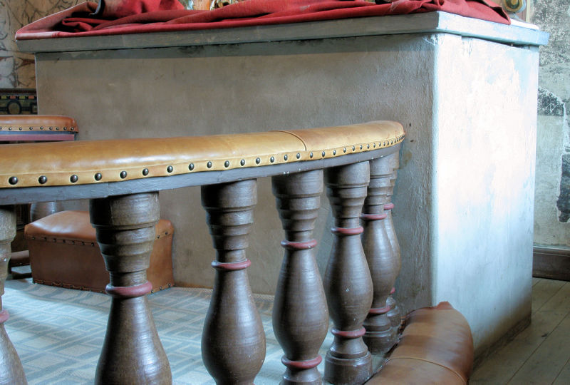 Fil:Dale kyrkje, altar, AMH 2012.jpg