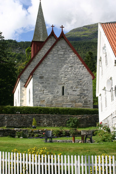 Fil:Dale kyrkje, austfasade, AMH 2005.jpg