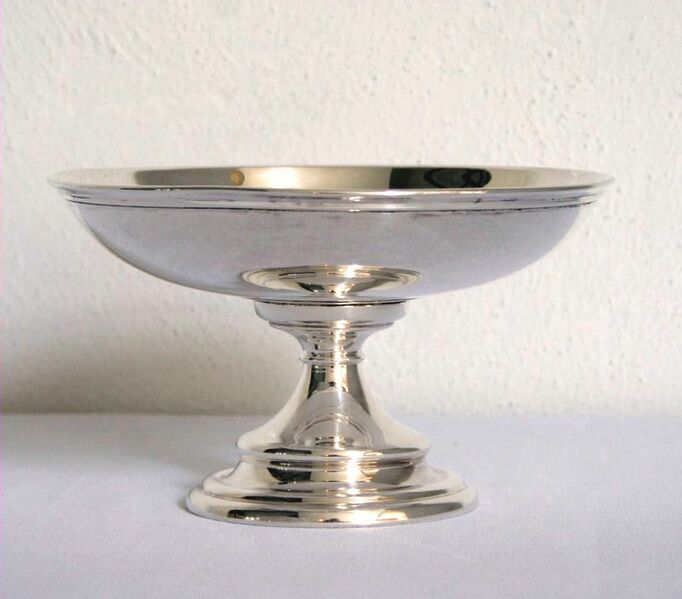 Fil:Dale kyrkje, brødfat, AMH 2008.jpg