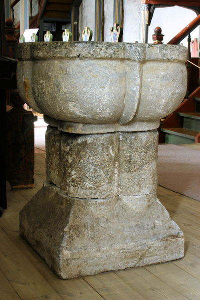 Fil:Dale kyrkje, døypefont, AMH 2005.jpg