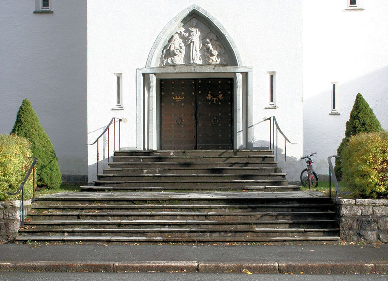 Fil:Dale kyrkje, inngangspartiet, AMH 2008.jpg