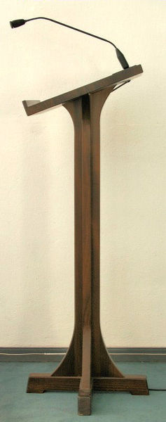 Fil:Dale kyrkje, lesepult, AMH 2008.jpg