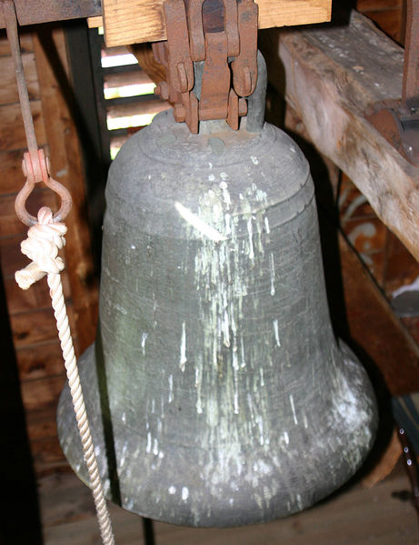 Fil:Dale kyrkje, mellomalderklokke, AMH 2005.jpg
