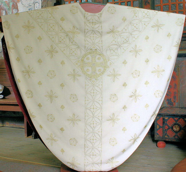 Fil:Dale kyrkje, messehakel kvit, AMH 2005.jpg