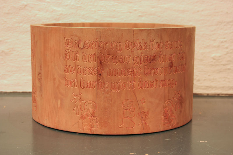 Fil:Dale kyrkje, offerskål, AMH 2008.jpg