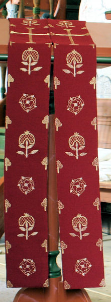 Fil:Dale kyrkje, stola raud, AMh 2005.jpg