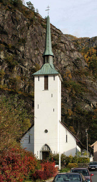 Fil:Dale kyrkje, vestfasade, AMH 2008.jpg