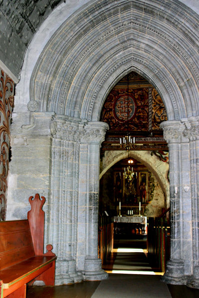 Fil:Dale kyrkje, vestpotalen, AMH 2005.jpg