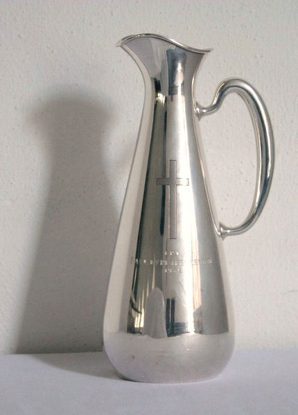 Fil:Dale kyrkje, vinkanne, AMH 2008.jpg