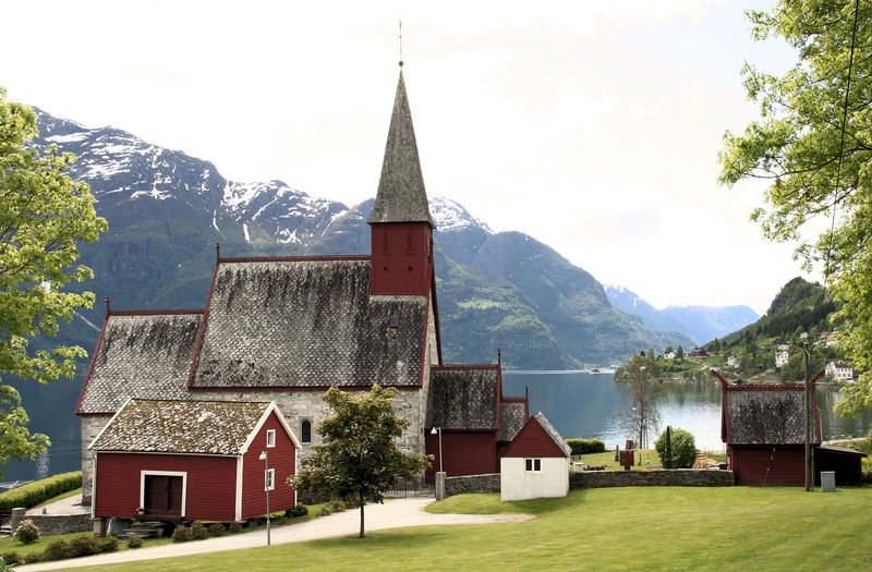 Fil:Dale kyrkje sett frå nord, AMH 2012.jpg